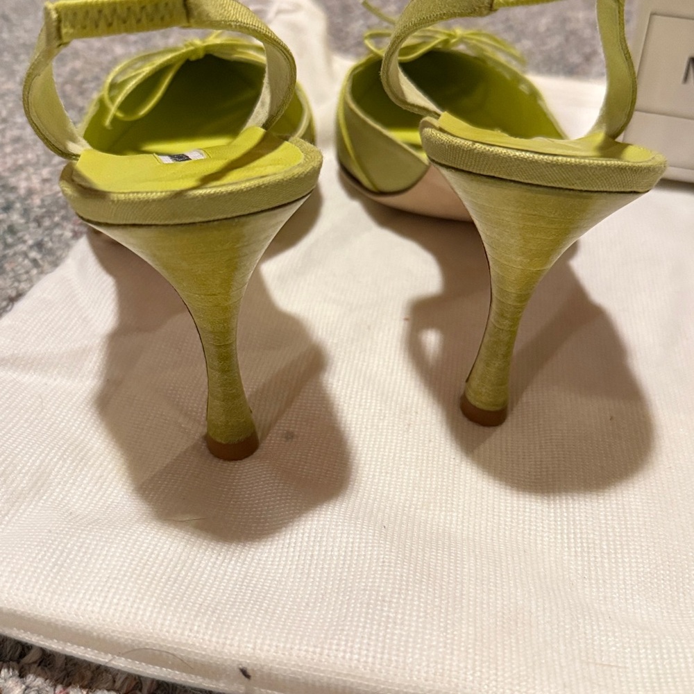 Manolo Blahnik Vibrant Green Pointed Heels - Picture 15 of 16